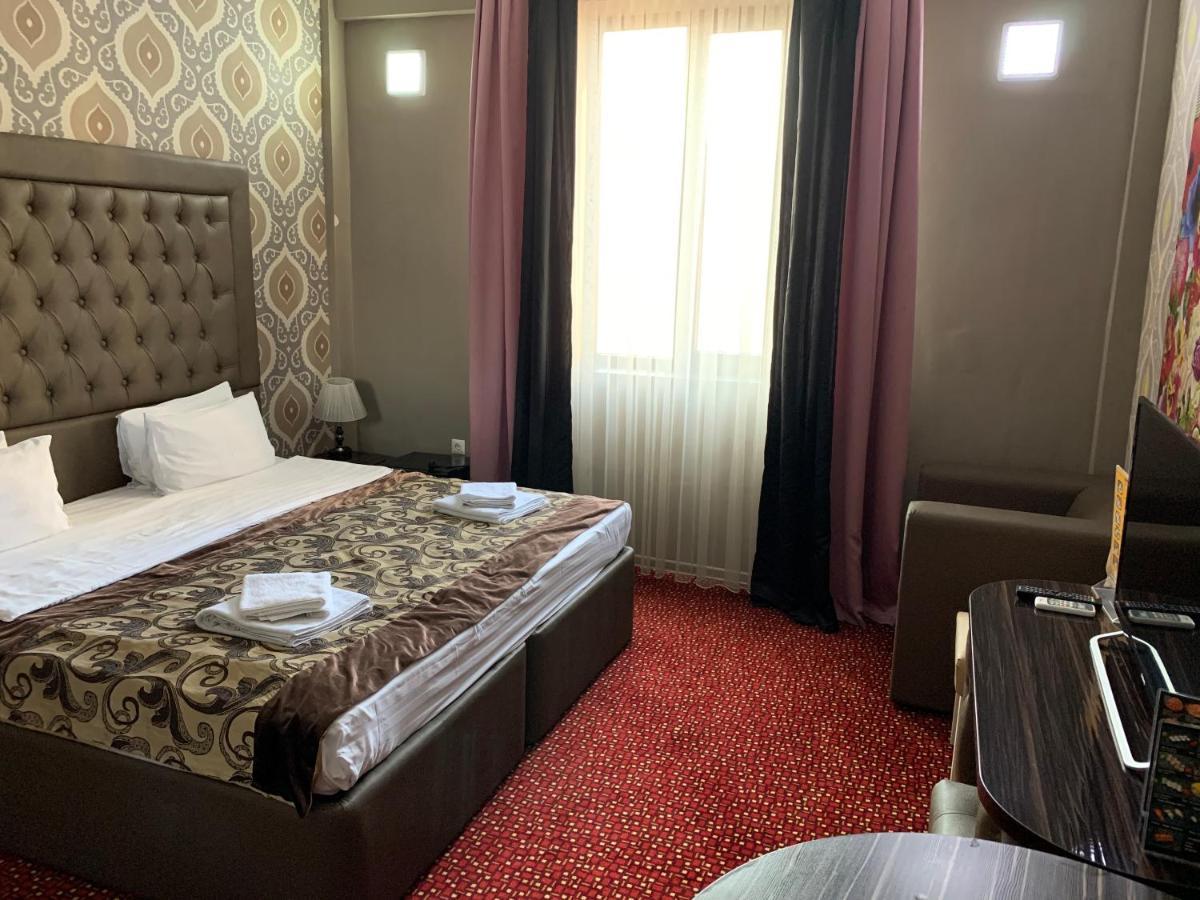 Deluxe Plaza Hotel Almati Kültér fotó